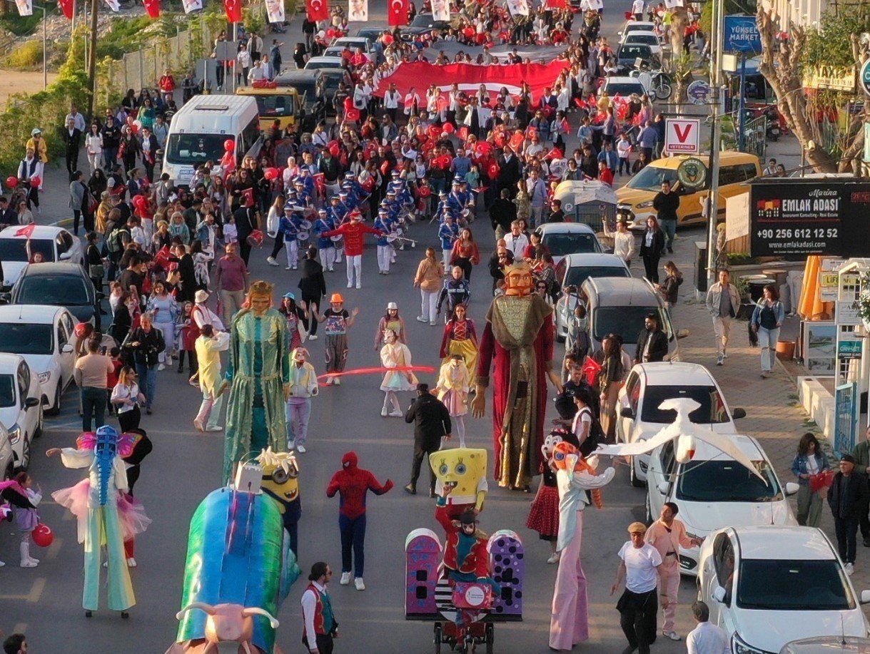 Kuşadası’nda 23 Nisan korteji renkli görüntülere sahne oldu