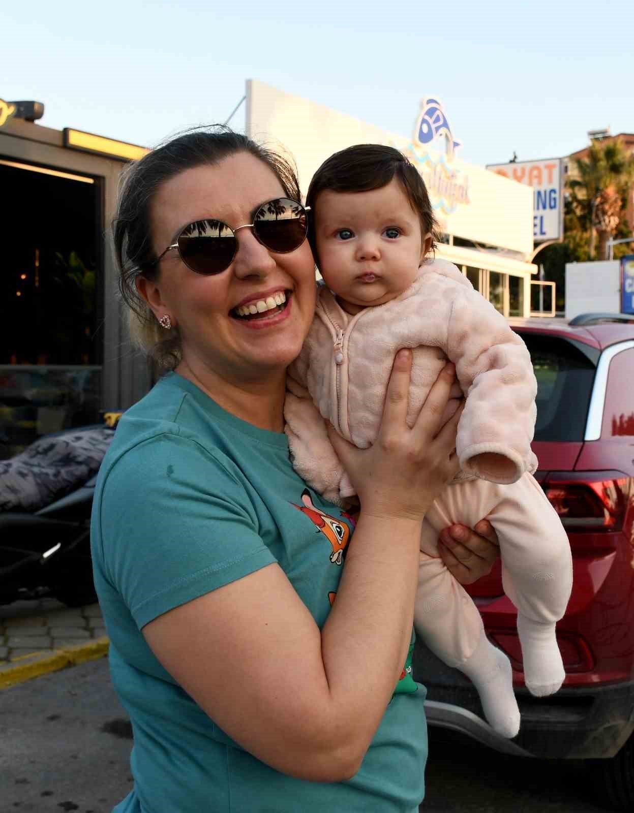 Kuşadası’nda 23 Nisan korteji renkli görüntülere sahne oldu