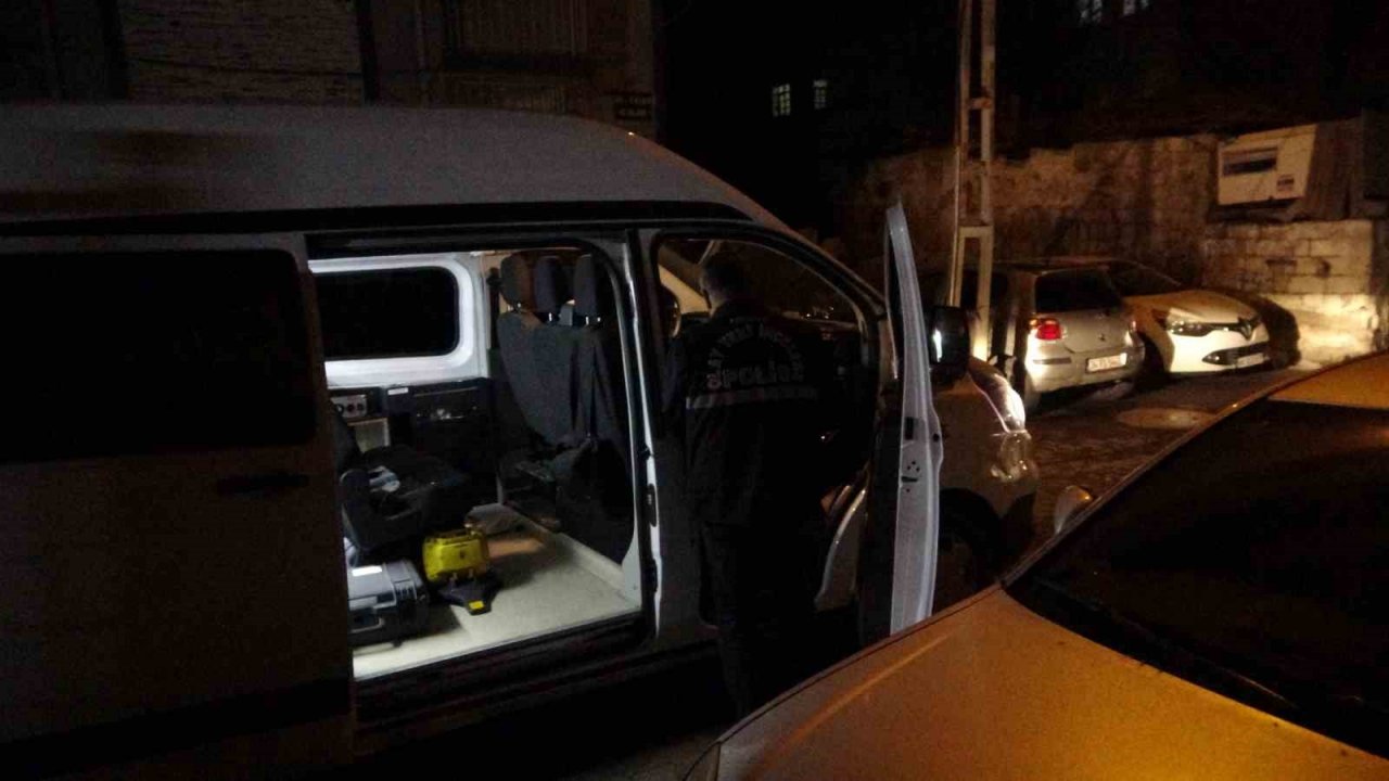 Kadınların saç baş yolduran kavgasında bıçaklanan polis memuru yaralandı