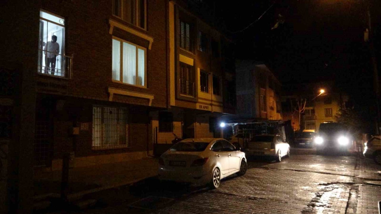 Kadınların saç baş yolduran kavgasında bıçaklanan polis memuru yaralandı