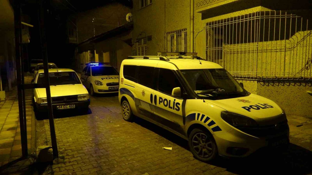 Kadınların saç baş yolduran kavgasında bıçaklanan polis memuru yaralandı