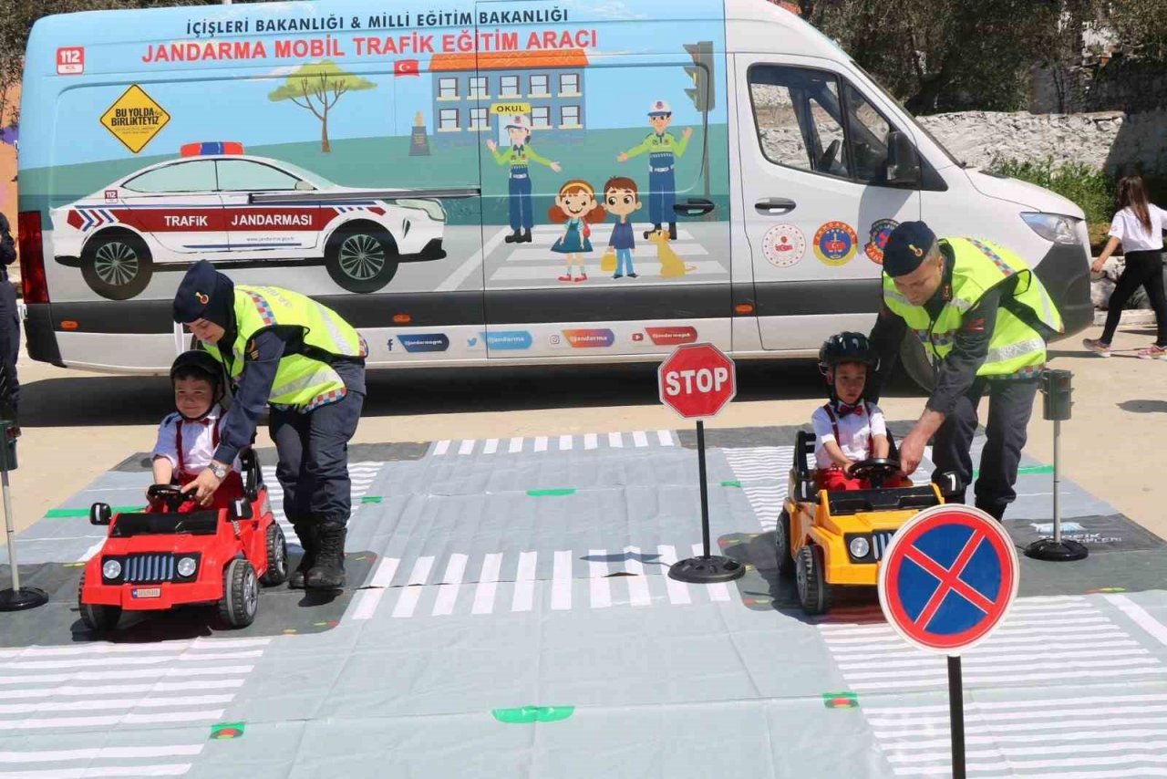 Muğla’da jandarma ekiplerinden öğrencilere trafik eğitimi