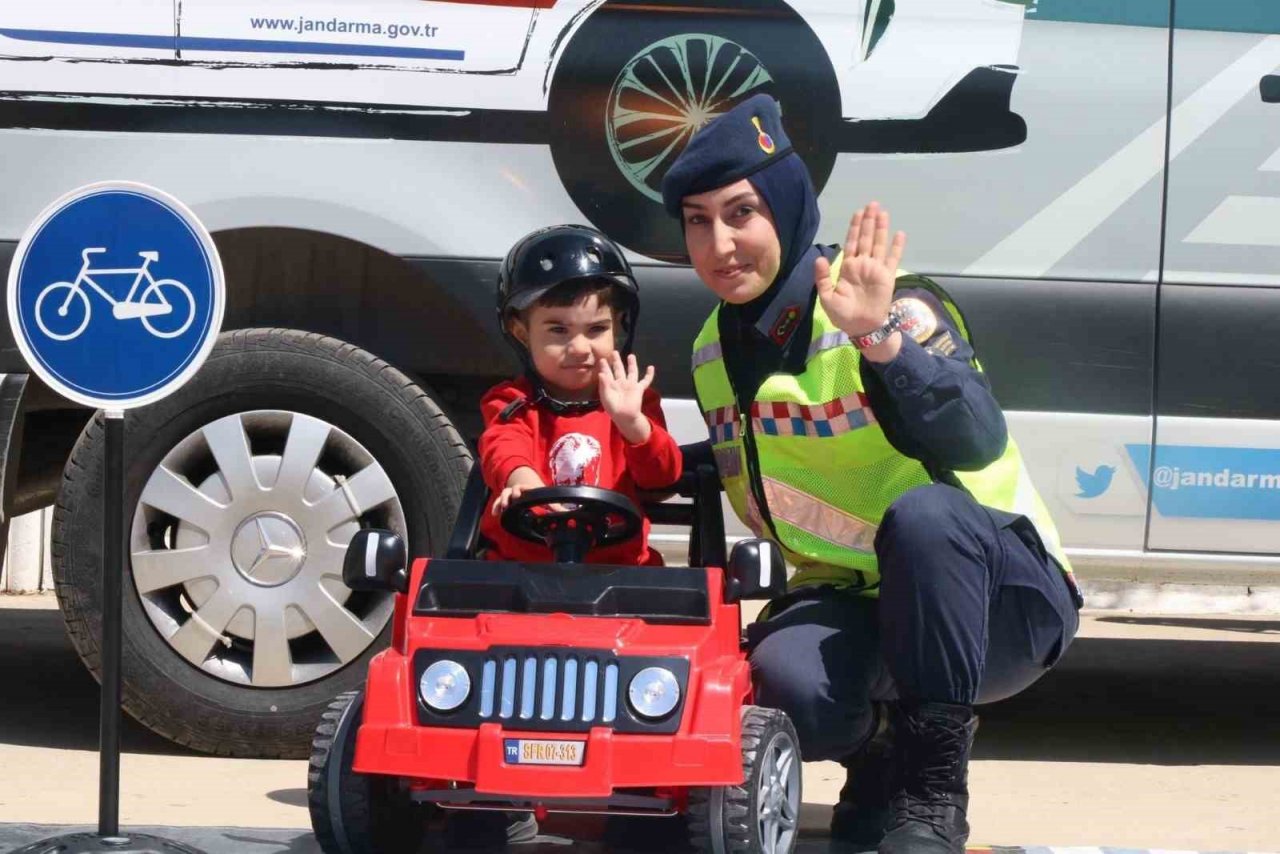 Muğla’da jandarma ekiplerinden öğrencilere trafik eğitimi