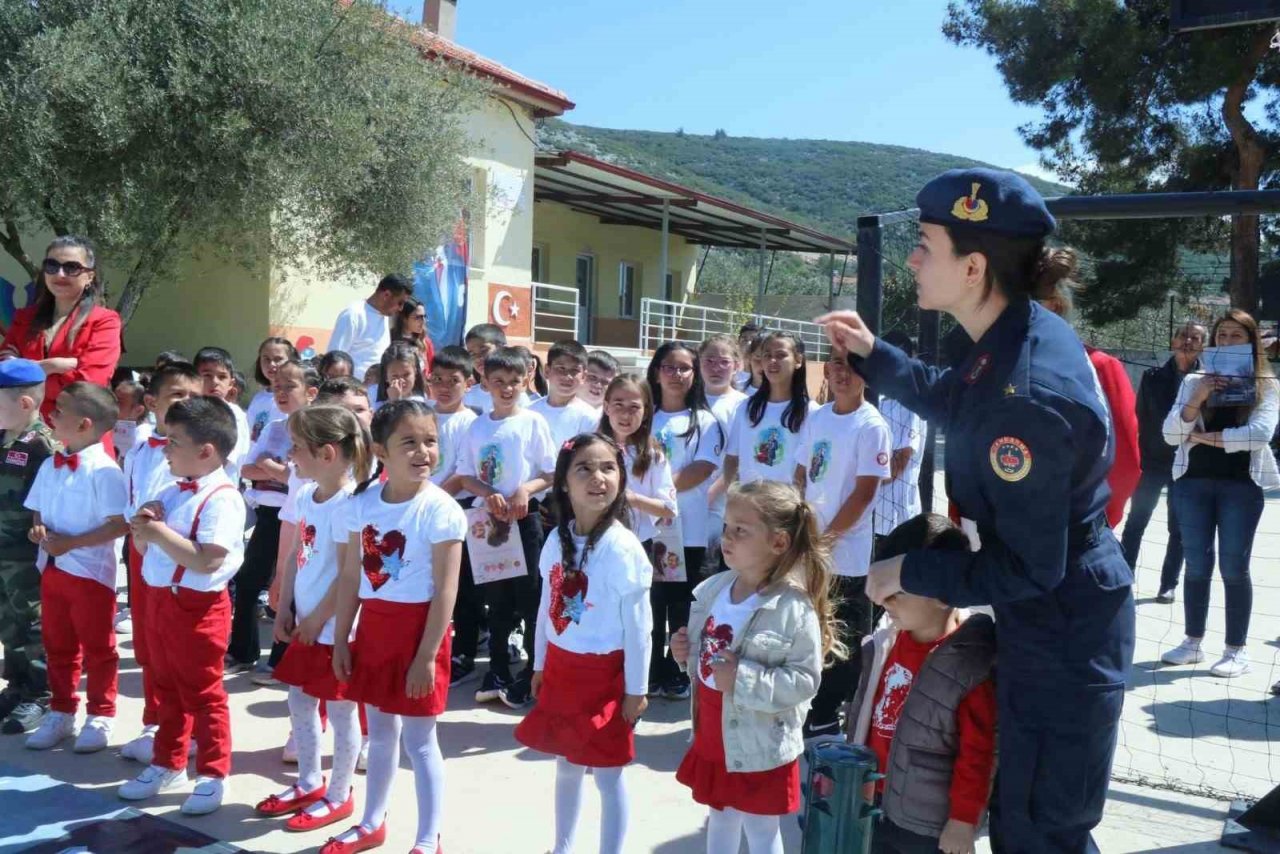 Muğla’da jandarma ekiplerinden öğrencilere trafik eğitimi