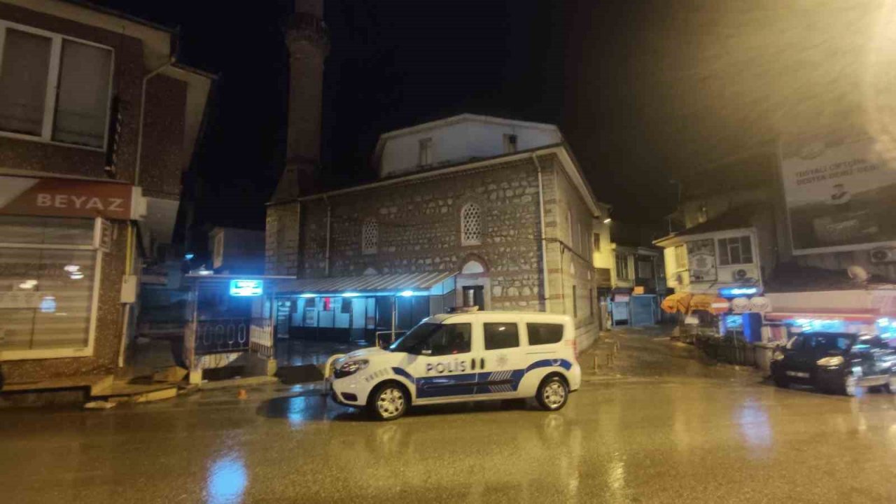 Namaz vakti camiye giren hırsız cemaatin ayakkabı ve şemsiyelerini böyle çaldı