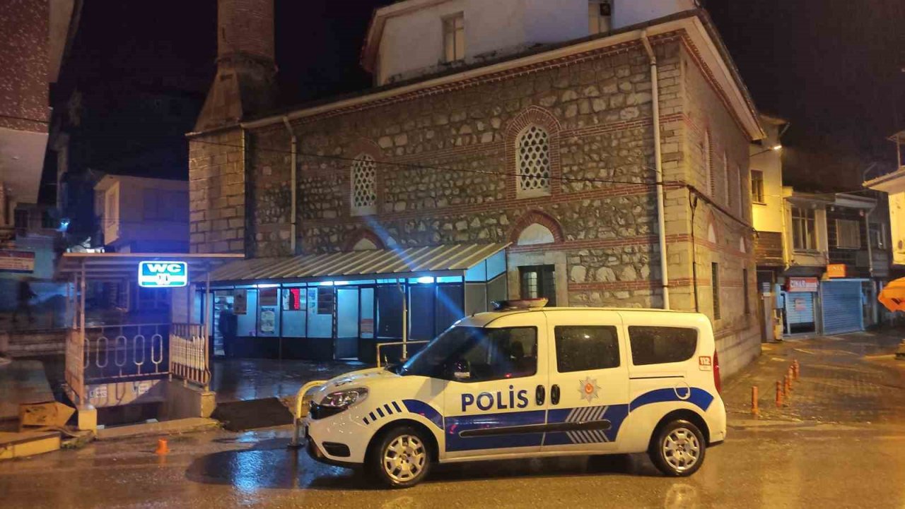 Namaz vakti camiye giren hırsız cemaatin ayakkabı ve şemsiyelerini böyle çaldı