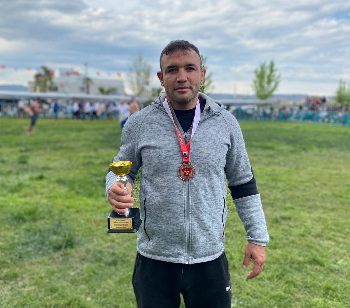 Pamukkale Belediyespor yağlı güreş sezonuna madalya ile başladı