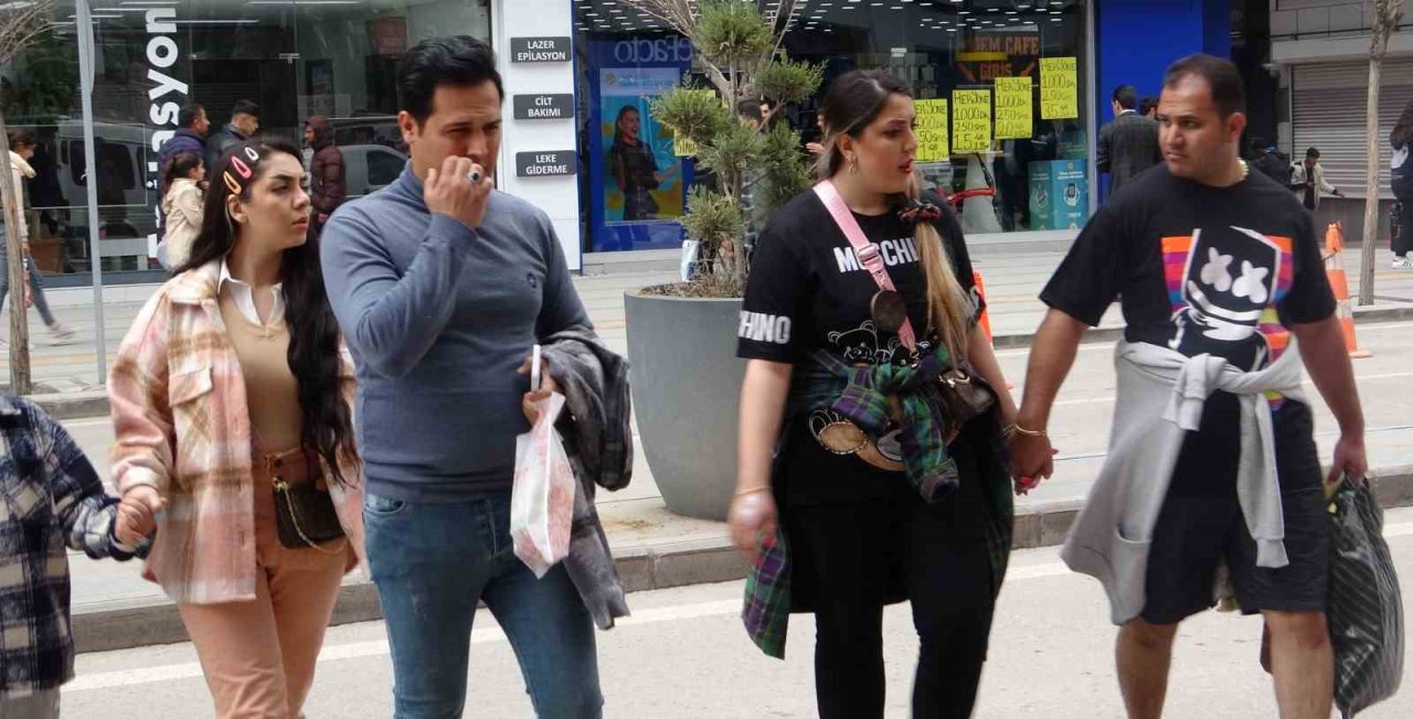 İranlı turistleri ağırlayan Van’da esnaf çifte bayram yaşadı