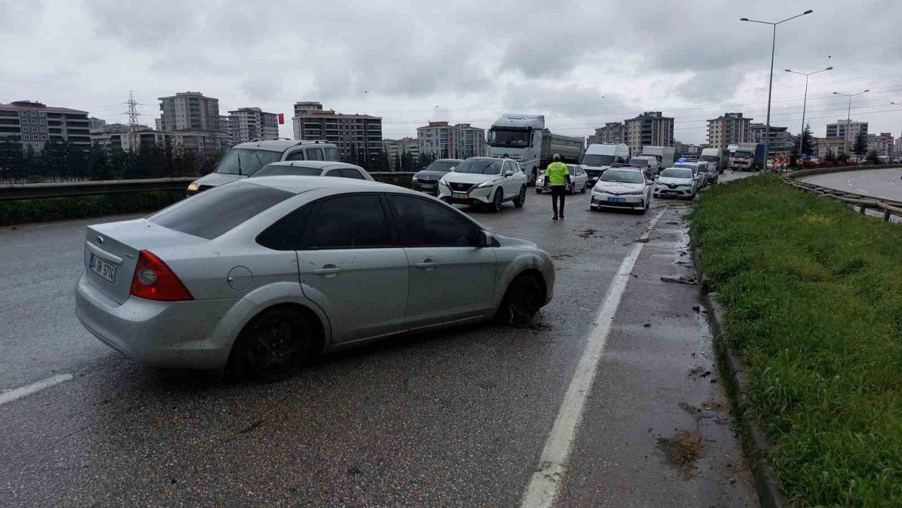 Yağmurdan kayganlaşan yolda 3 araçlı kaza: 1 yaralı