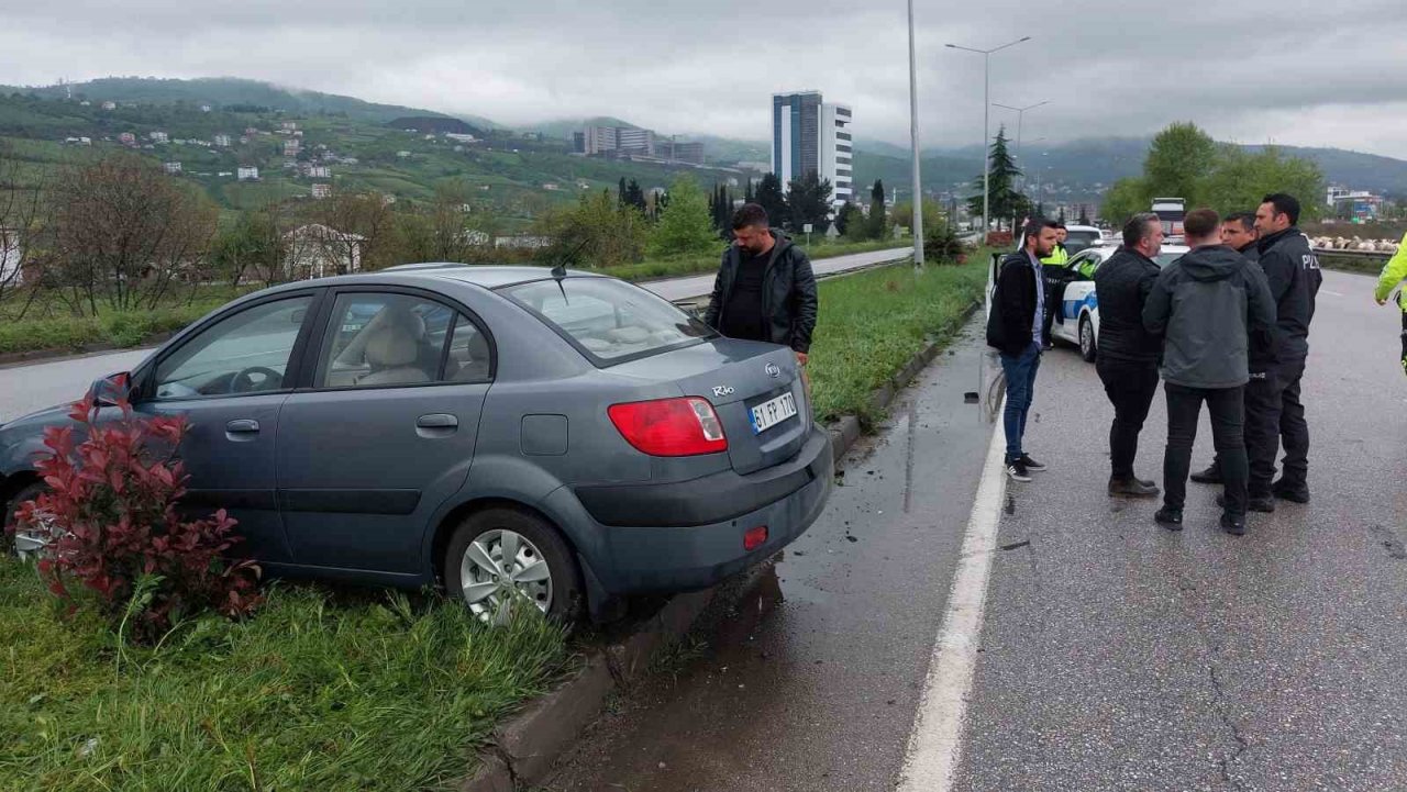 Yağmurdan kayganlaşan yolda 3 araçlı kaza: 1 yaralı