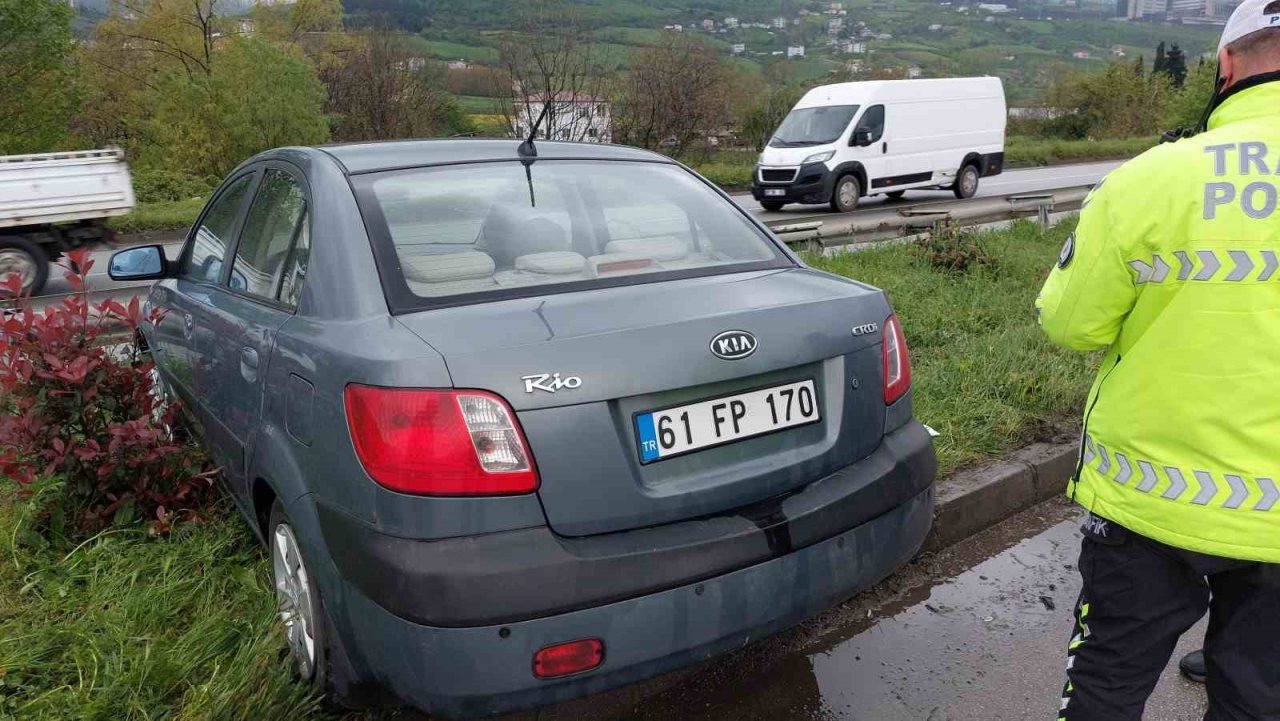 Yağmurdan kayganlaşan yolda 3 araçlı kaza: 1 yaralı