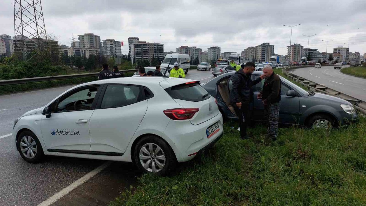 Yağmurdan kayganlaşan yolda 3 araçlı kaza: 1 yaralı