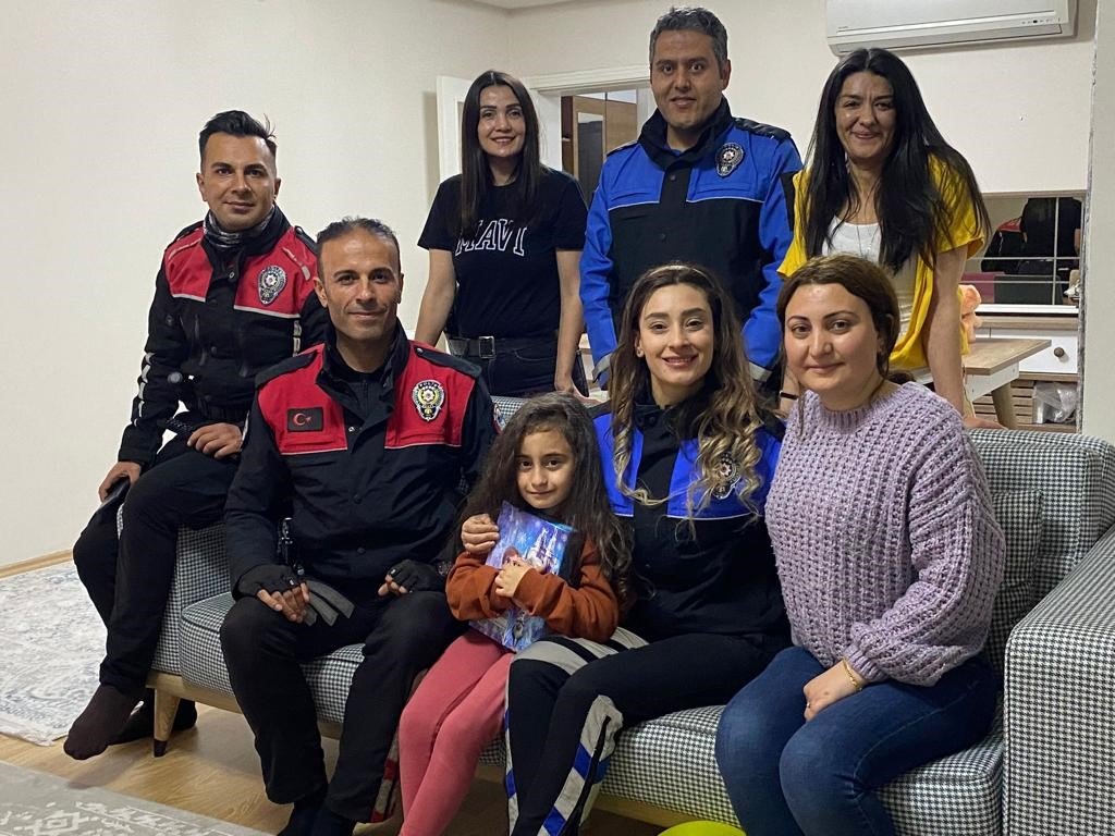 Şehit polisin kızına doğum günü sürprizi