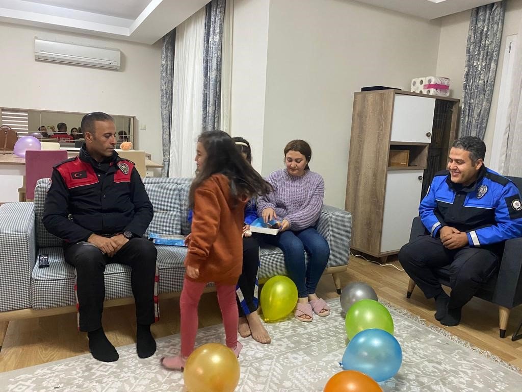 Şehit polisin kızına doğum günü sürprizi