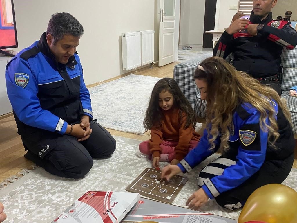 Şehit polisin kızına doğum günü sürprizi