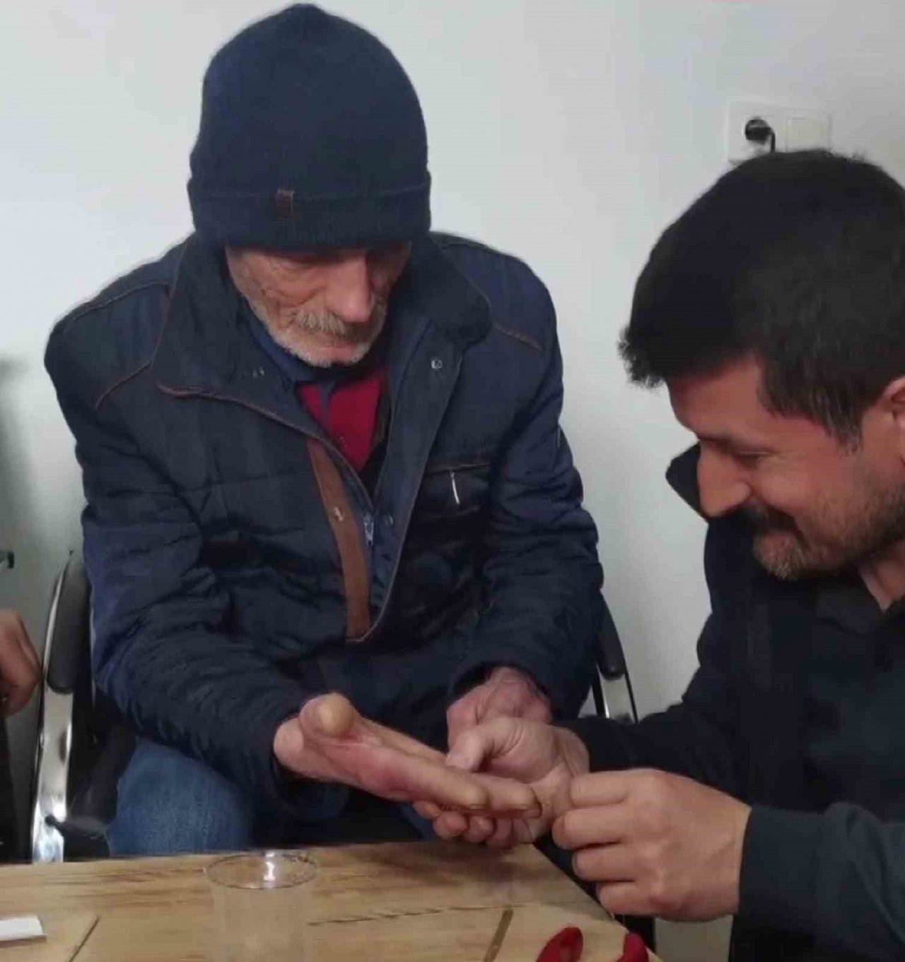 Yüzük parmağına sıkıştı, imdadına itfaiye koştu