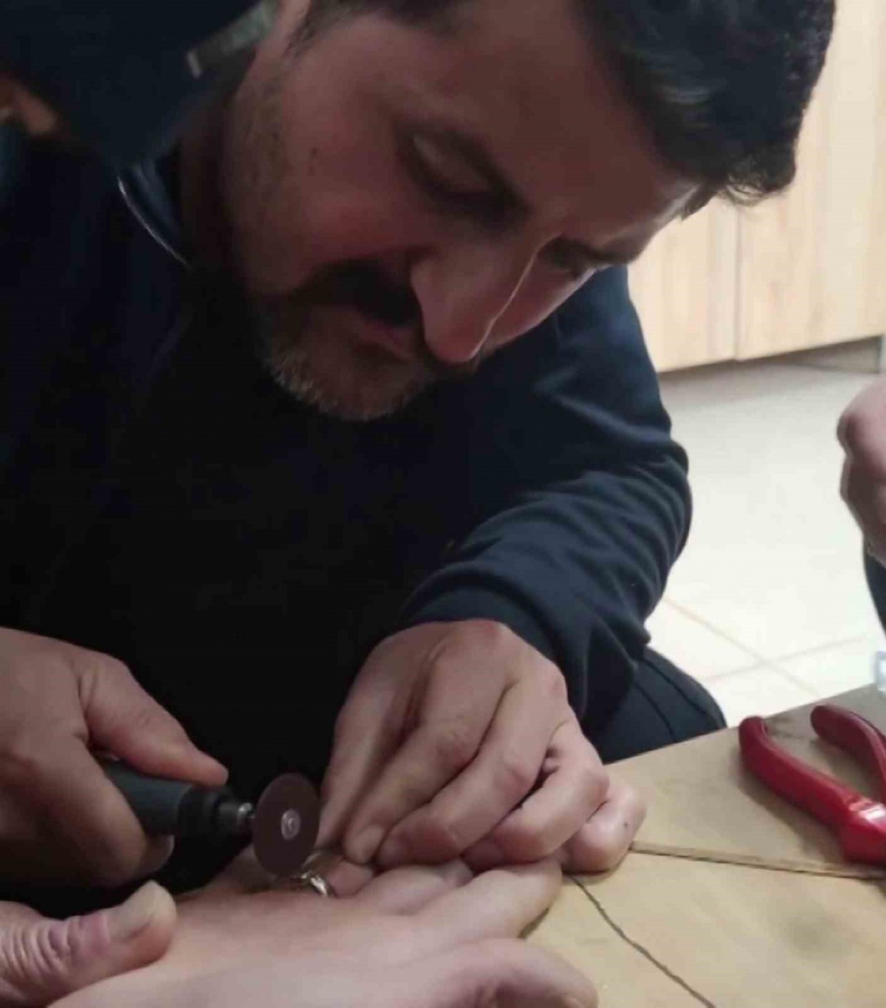 Yüzük parmağına sıkıştı, imdadına itfaiye koştu