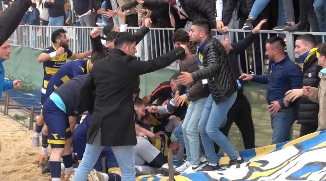 Gol sonrası güvenlik bariyerlerini devrilmesi sonucu futbolcu ve taraftarlar ölümden döndü