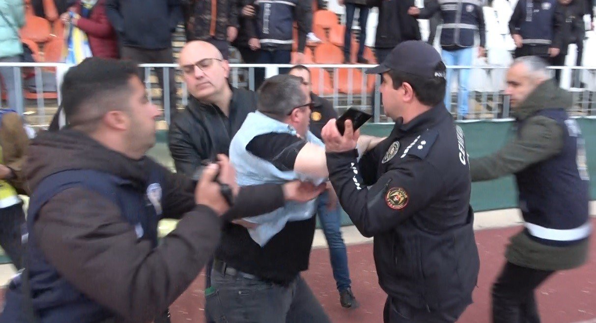 Gol sonrası güvenlik bariyerlerini devrilmesi sonucu futbolcu ve taraftarlar ölümden döndü