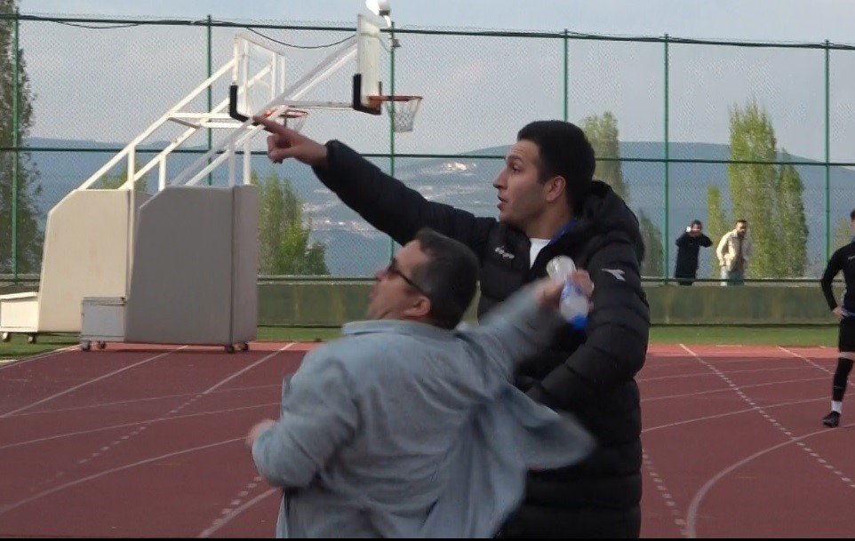 Gol sonrası güvenlik bariyerlerini devrilmesi sonucu futbolcu ve taraftarlar ölümden döndü