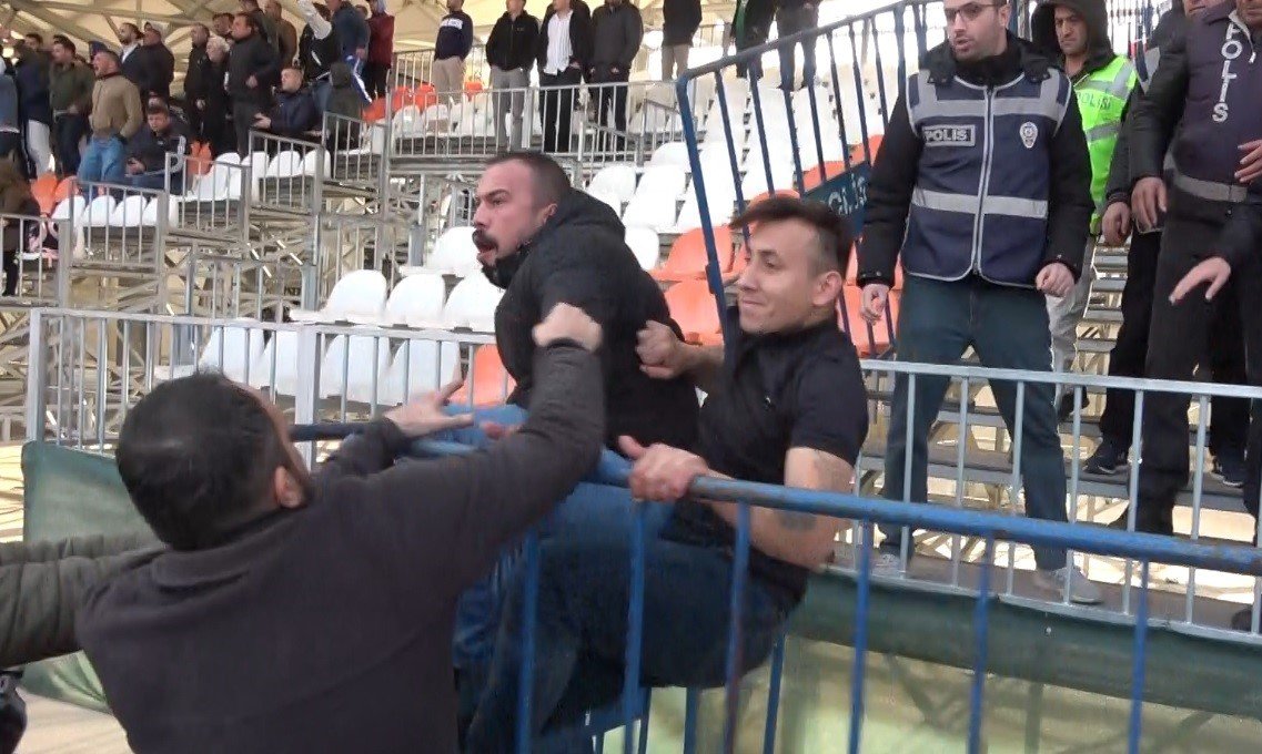 Gol sonrası güvenlik bariyerlerini devrilmesi sonucu futbolcu ve taraftarlar ölümden döndü