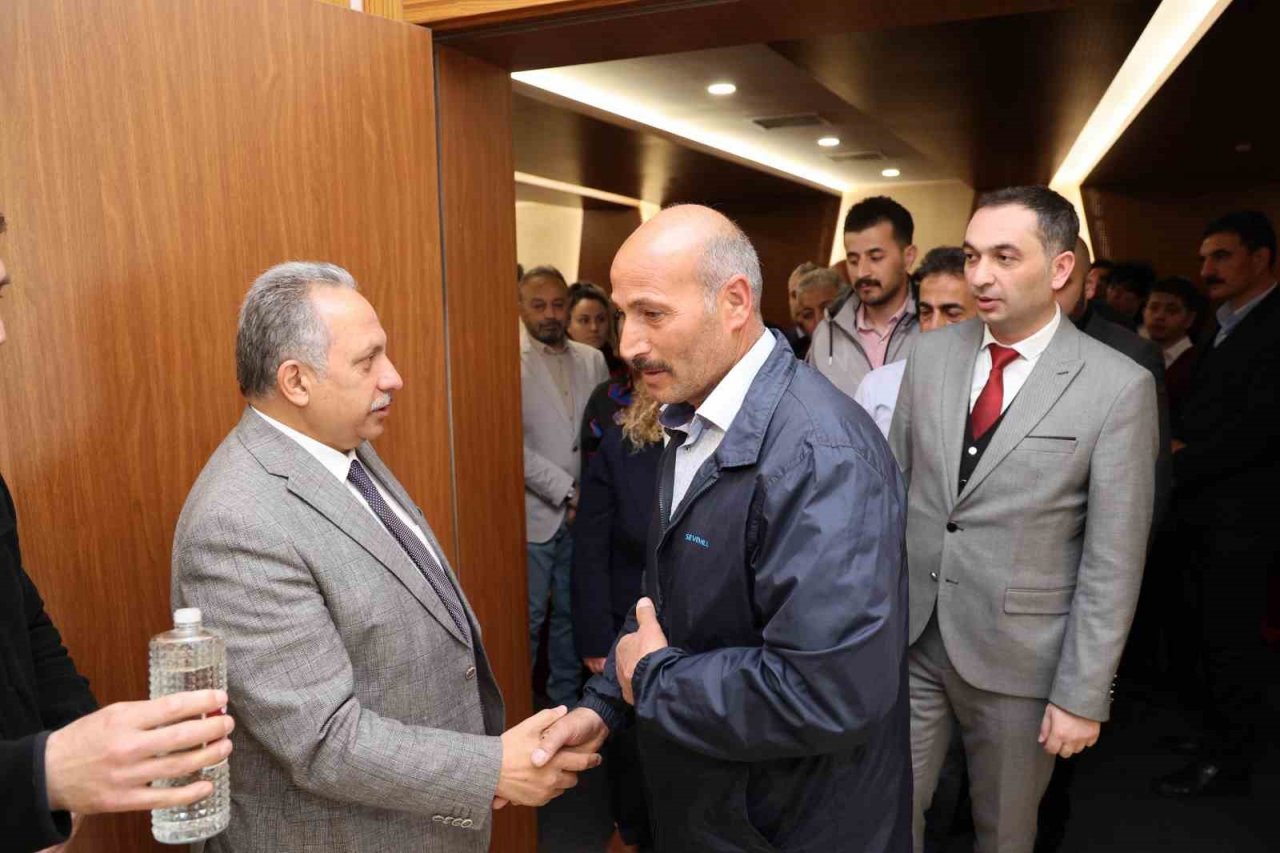 Başkan Yalçın personelle bayramlaştı: “Sizlerin sayesinde Talas Belediyesi konuşuluyor”