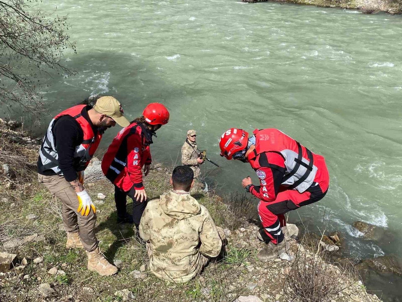 Munzur Çayı’na düşen kayıp 3 genci arama çalışmaları 4’üncü günde de sürüyor