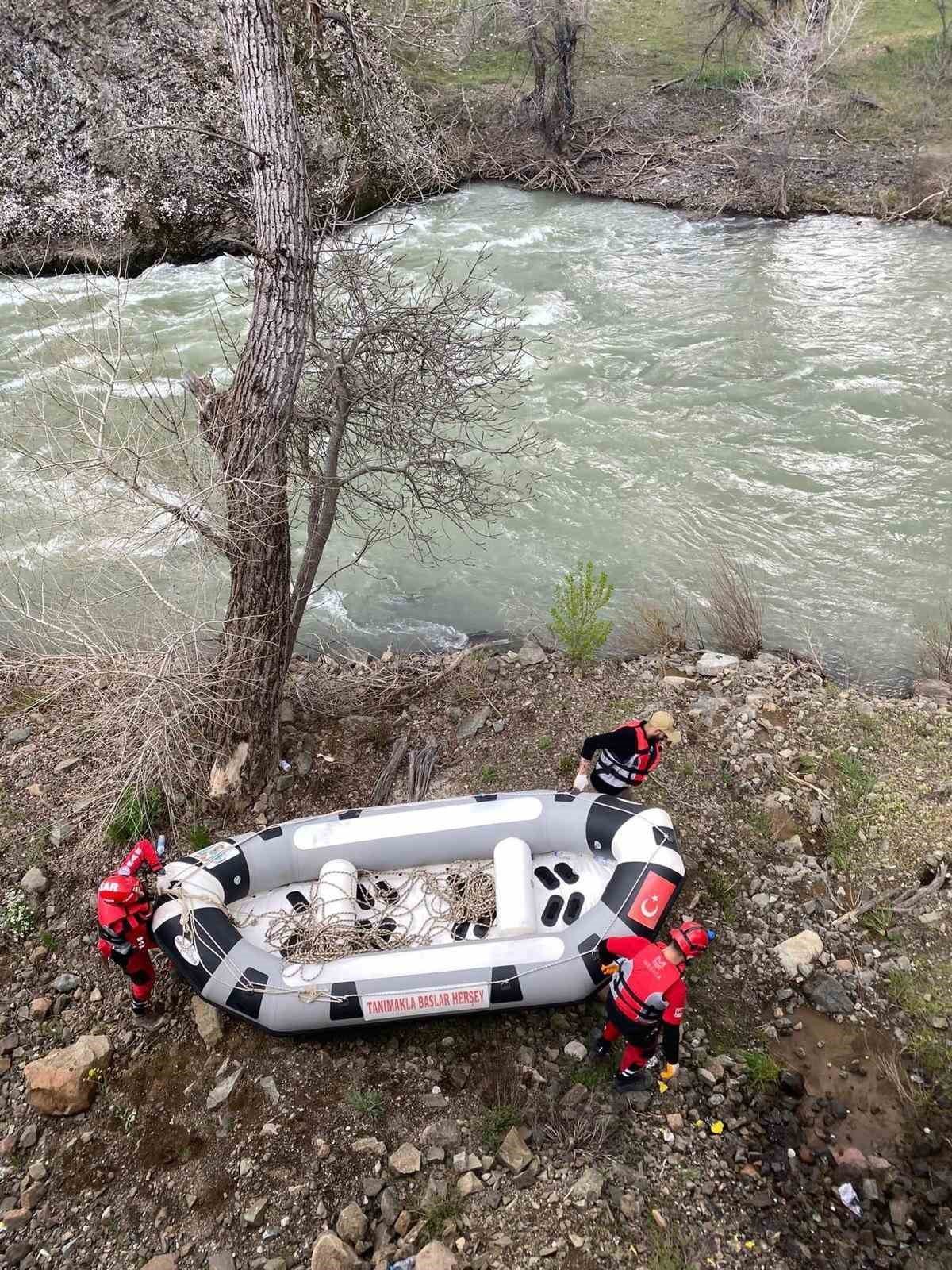 Munzur Çayı’na düşen kayıp 3 genci arama çalışmaları 4’üncü günde de sürüyor