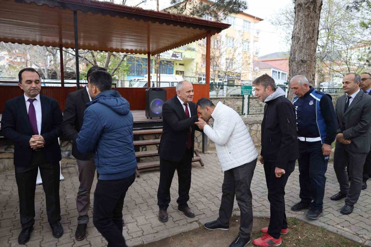 Başkan Esat Öztürk personelle bayramlaştı