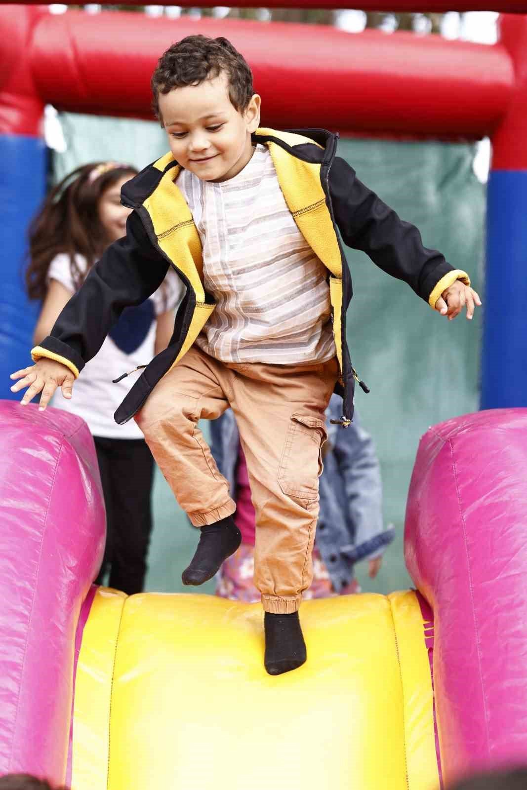 YK Enerji, Milas’taki depremzede çocuklar için 23 Nisan şenliği düzenledi