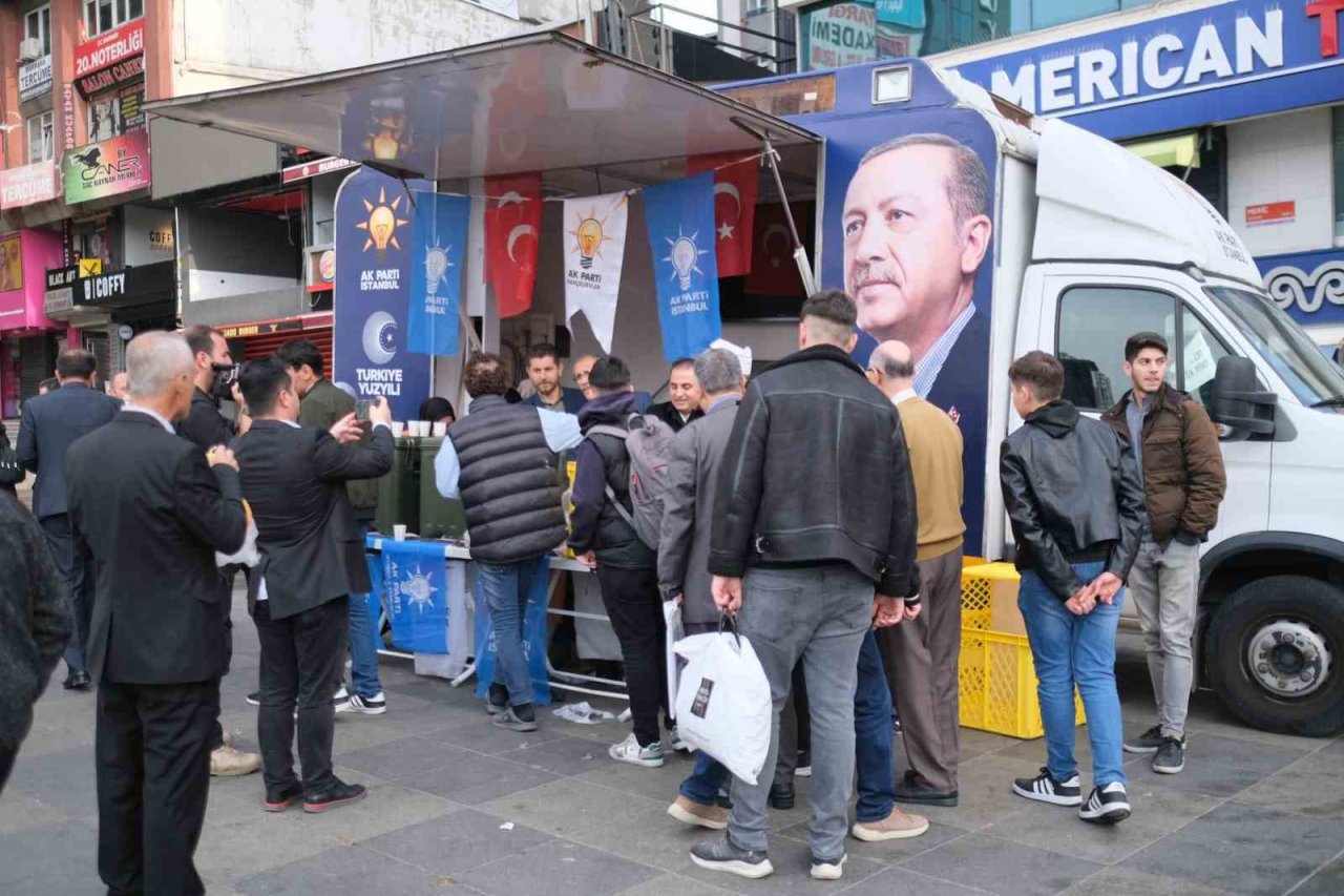 Milletvekili adayları sabah işe giden vatandaşlara kahvaltı ikramında bulundu