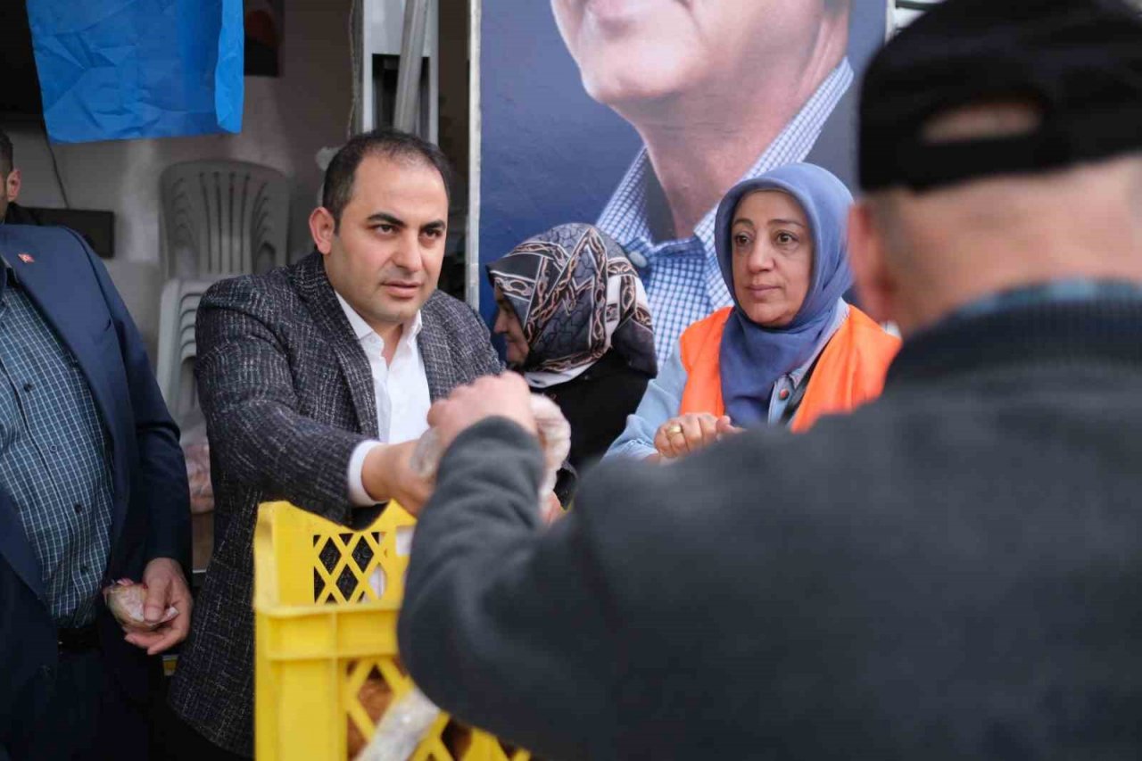 Milletvekili adayları sabah işe giden vatandaşlara kahvaltı ikramında bulundu