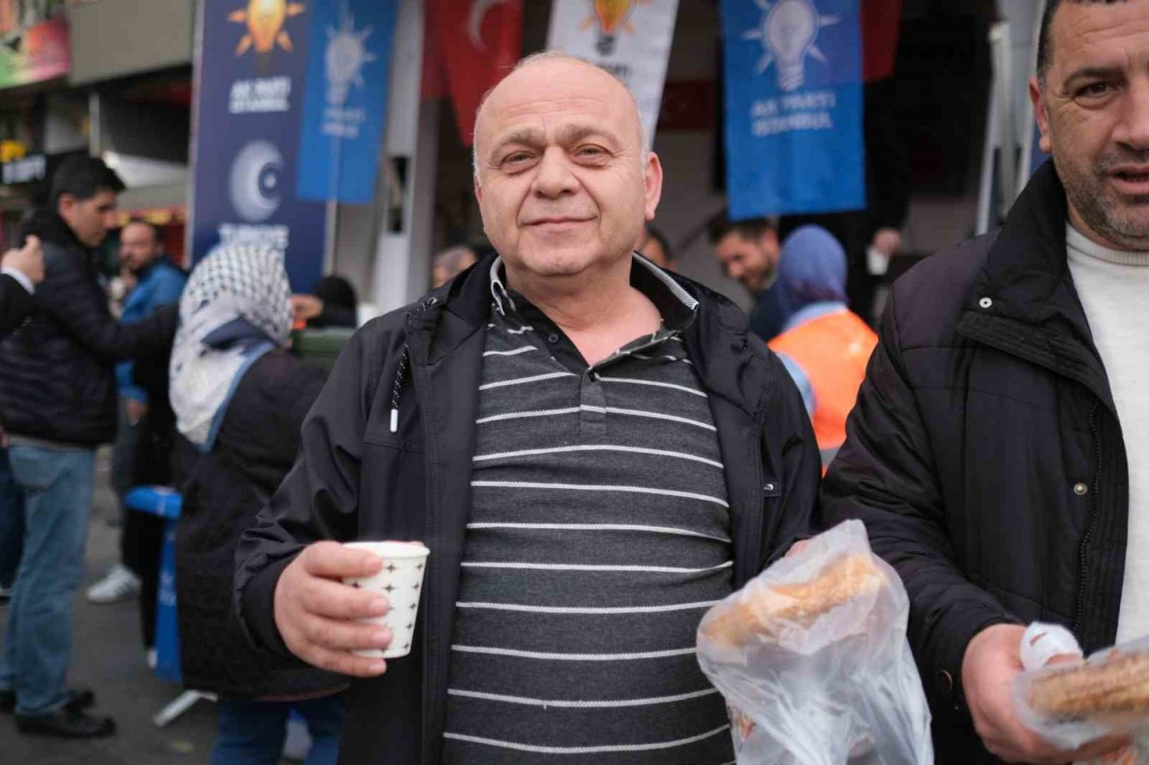 Milletvekili adayları sabah işe giden vatandaşlara kahvaltı ikramında bulundu