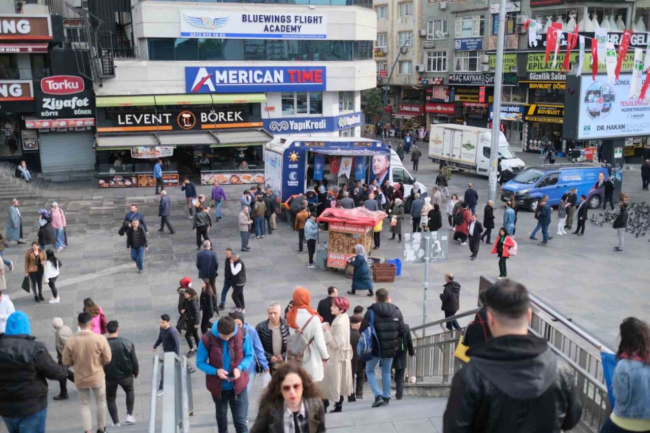 Milletvekili adayları sabah işe giden vatandaşlara kahvaltı ikramında bulundu