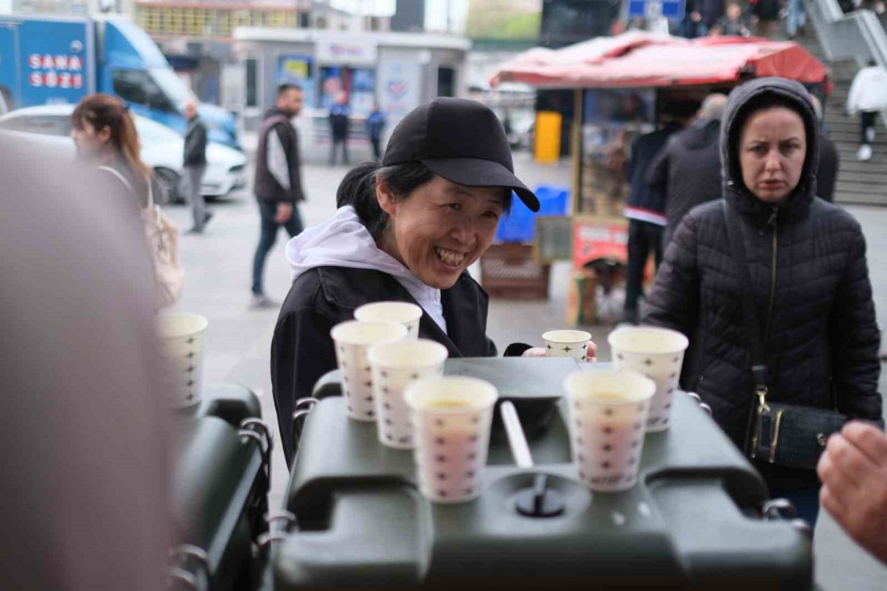 Milletvekili adayları sabah işe giden vatandaşlara kahvaltı ikramında bulundu