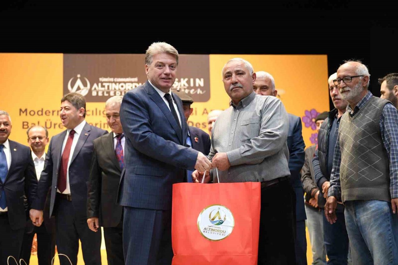 Altınordu’da arıcılara malzeme desteği