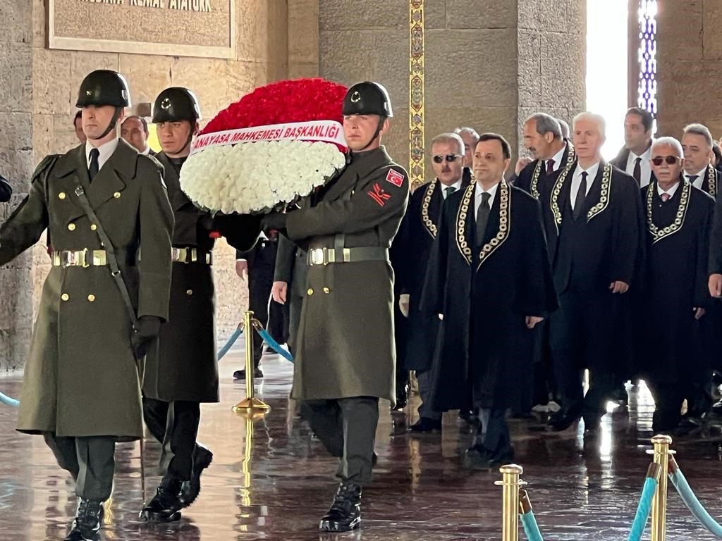 AYM Başkanı Arslan, Anıtkabir’i ziyaret etti