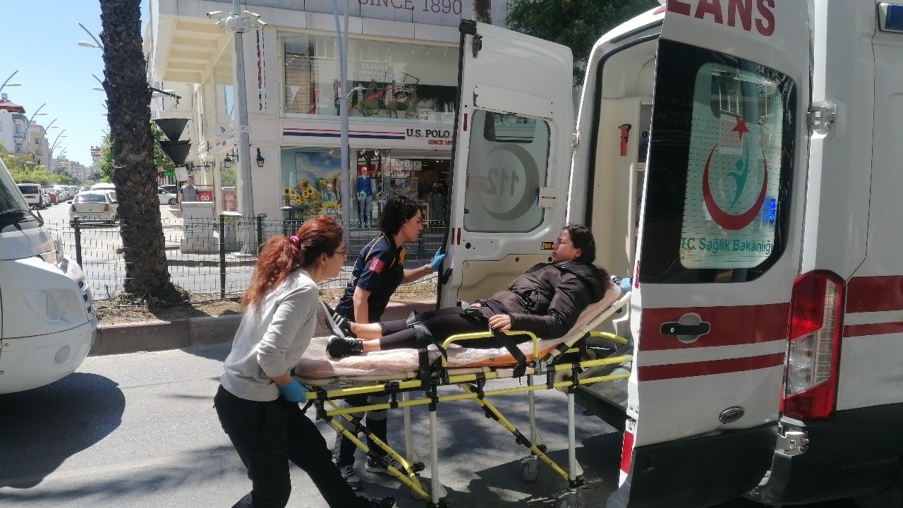 Motosiklet yayaya yol veren otomobile çarptı: 1 yaralı