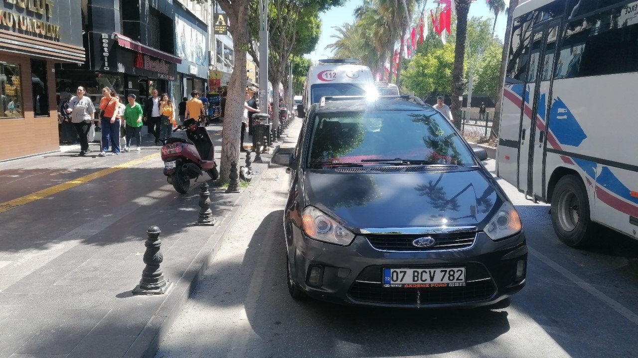 Motosiklet yayaya yol veren otomobile çarptı: 1 yaralı