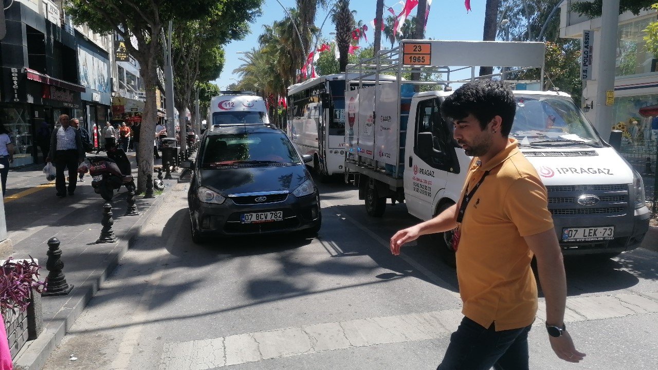 Motosiklet yayaya yol veren otomobile çarptı: 1 yaralı