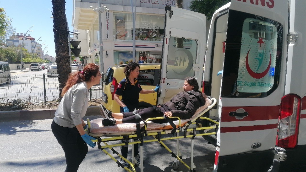 Motosiklet yayaya yol veren otomobile çarptı: 1 yaralı