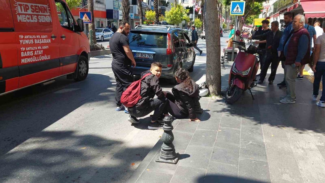 Motosiklet yayaya yol veren otomobile çarptı: 1 yaralı