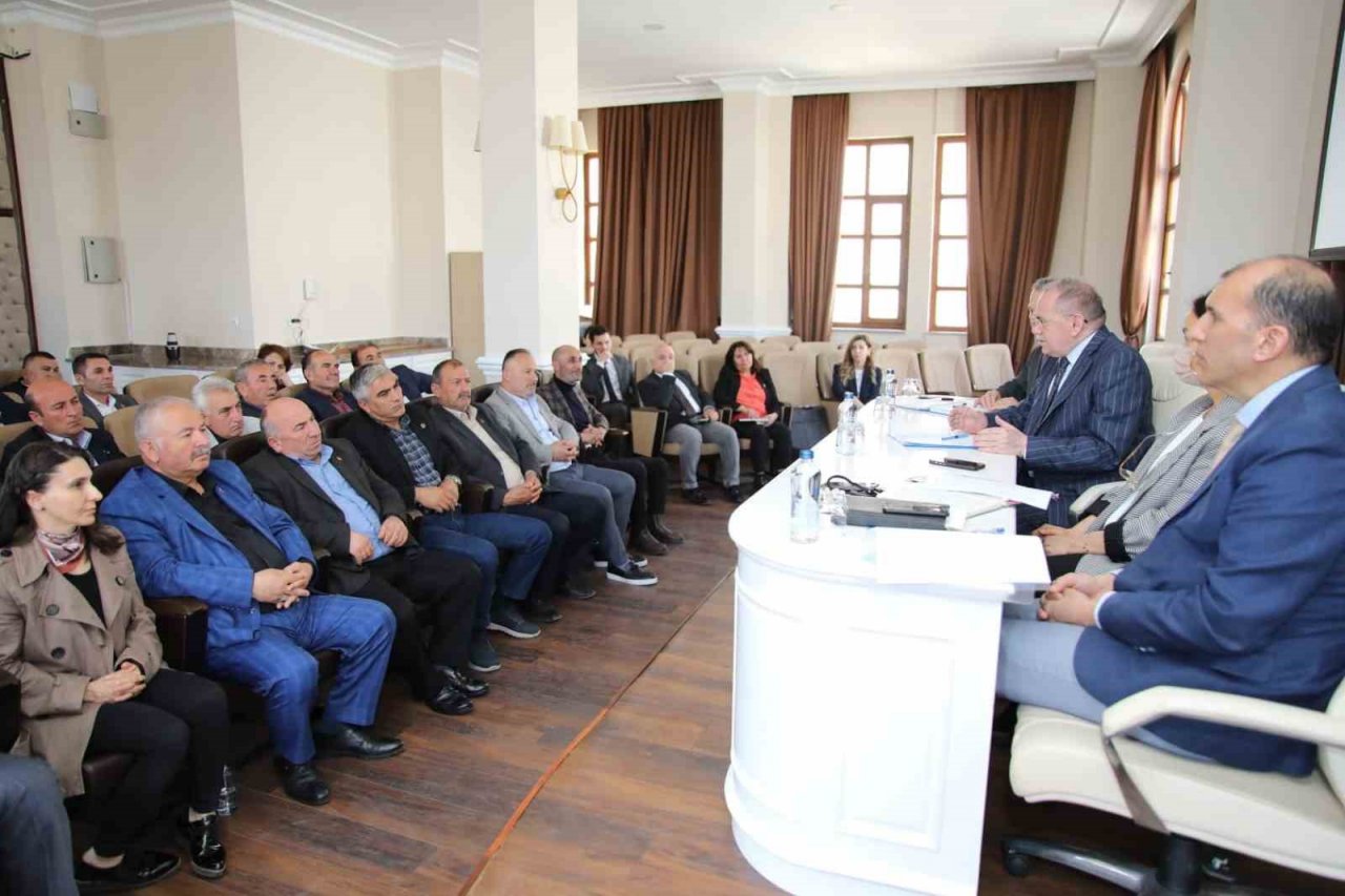 Başkan Demir’den muhtarlara: “Biz sizin için varız”