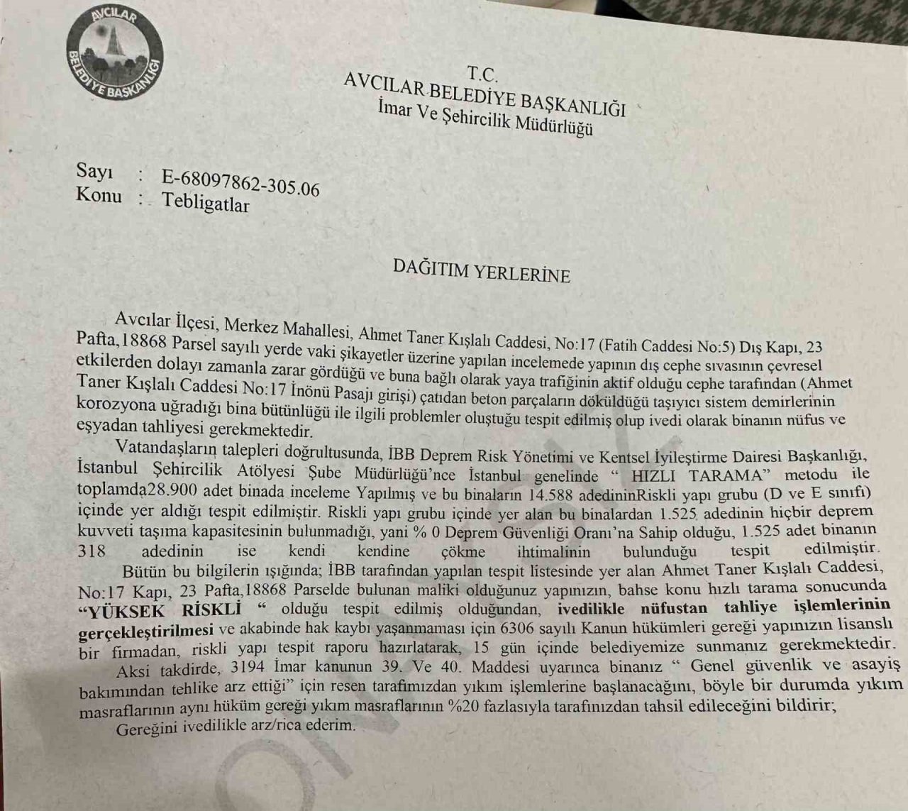 Avcılar’da beton parçasının düştüğü bina tahliye edilerek mühürlendi