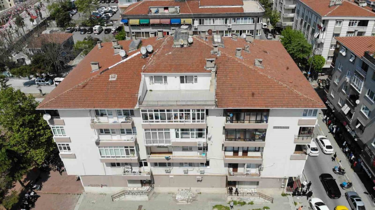 Avcılar’da beton parçasının düştüğü bina tahliye edilerek mühürlendi