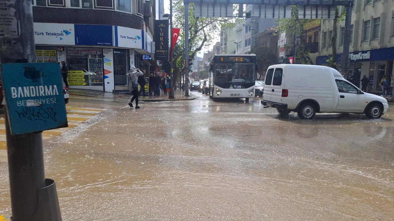 Bandırma yağmura teslim oldu