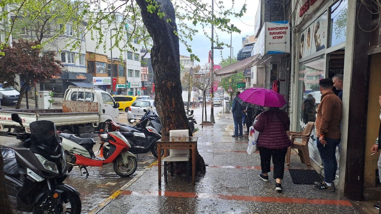 Bandırma yağmura teslim oldu
