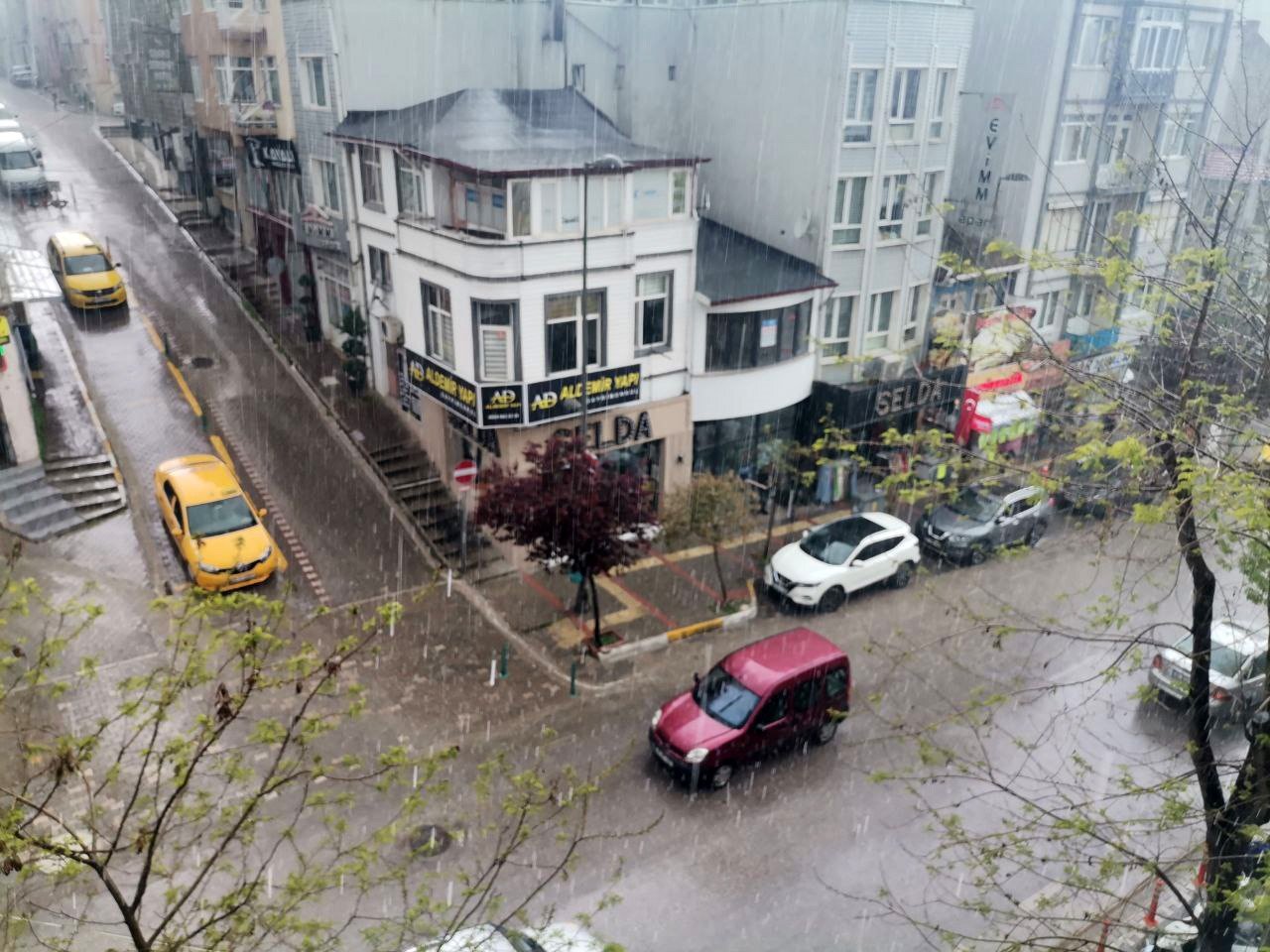 Bandırma yağmura teslim oldu