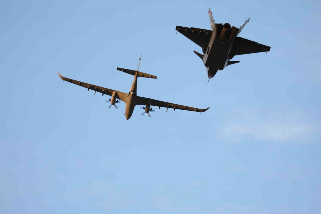 KIZILELMA uçuş testinde bir ilk: KIZILELMA VE AKINCI’dan kol uçuşu