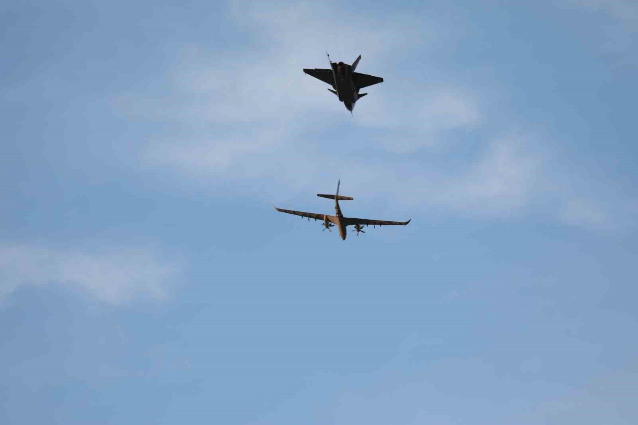 KIZILELMA uçuş testinde bir ilk: KIZILELMA VE AKINCI’dan kol uçuşu